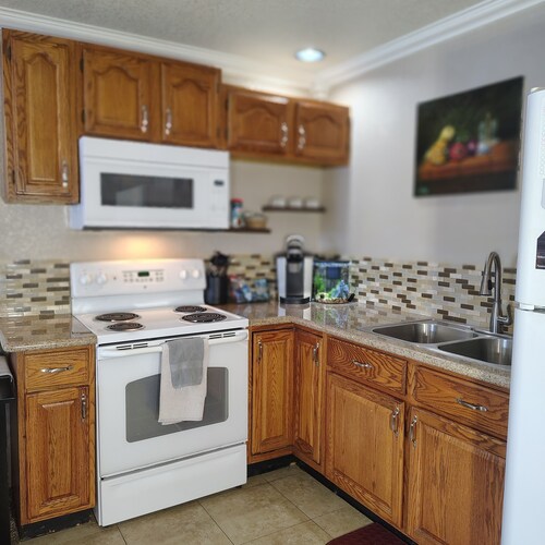 Roseville Studio - Fast WiFi  - Full Kitchen -  Near Multiple Hospitals