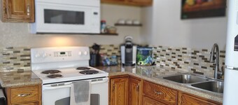 Roseville Studio - Fast WiFi  - Full Kitchen -  Near Multiple Hospitals