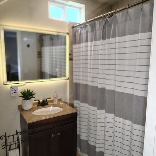 Roseville Studio - Fast WiFi  - Full Kitchen -  Near Multiple Hospitals