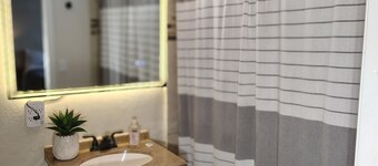 Roseville Studio - Fast WiFi - Full Kitchen - Near Multiple Hospitals