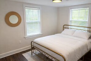 WiFi, bed sheets - The Downtown Cedar - walk to Government St & Washington (Ocean Springs)