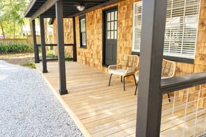 Terrace/patio - The Downtown Cedar - walk to Government St & Washington (Ocean Springs)