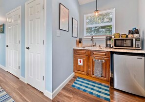 Microwave, coffee/tea maker - Gil’s Kingfish Cottage! Ocean Springs Waterfront! (Ocean Springs)