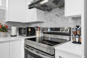 Micro-ondes, four, plaque de cuisson, lave-vaisselle