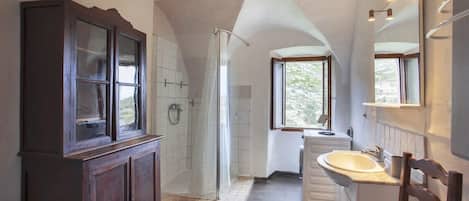 Dusche, Haartrockner, Handtücher