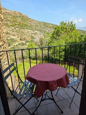 Outdoor dining - Casuccia – Appartement de charme au cœur du Nebbiu (Santo-Pietro-di-Tenda)