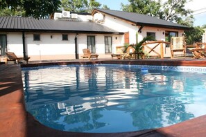 Una piscina al aire libre, sombrillas