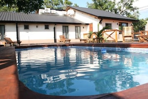 Quarto quádruplo superior, vista para o jardim | Piscina | Piscina externa, guarda-sóis
