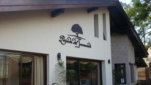 A building with a sign reading 'Posada del Jardín.' - Posada Del Jacarandá (Puerto Iguazu)