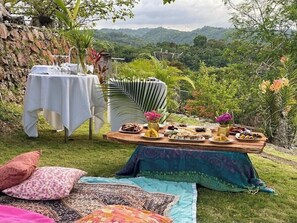 Outdoor dining - The Cedars Estate – Where Love Grows ❤️ (Labyrinth)