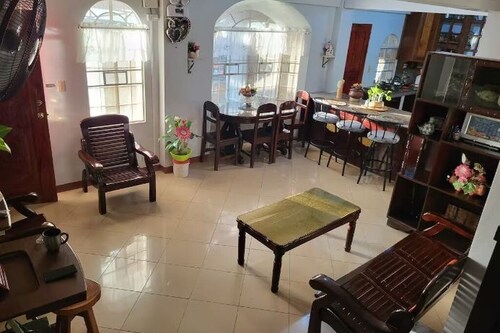 AMA is 2 floor levels unit in a 4 storey building,3 BR, 2 Bath in Sevilla Norte