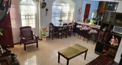 AMA is 2 floor levels unit in a 4 storey building,3 BR, 2 Bath in Sevilla Norte