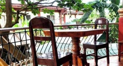 AMA is 2 floor levels unit in a 4 storey building,3 BR, 2 Bath in Sevilla Norte