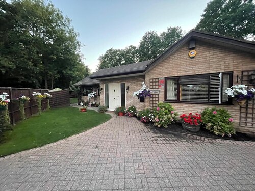6BR lovely bungalow - Fully Furnished in Egham