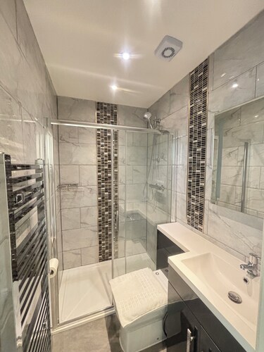 6BR lovely bungalow - Fully Furnished in Egham