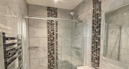 6BR lovely bungalow - Fully Furnished in Egham