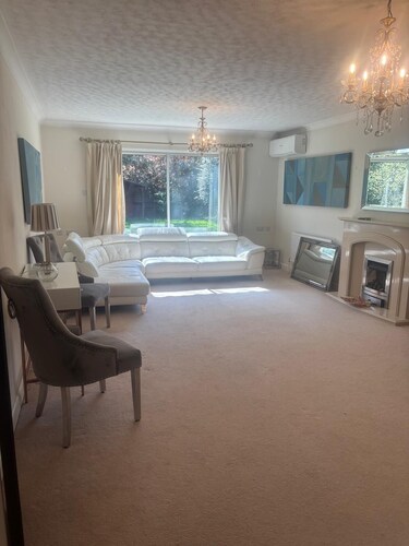 6BR lovely bungalow - Fully Furnished in Egham