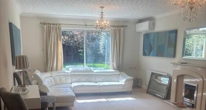 6BR lovely bungalow - Fully Furnished in Egham