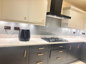 Microwave, oven, stovetop, dishwasher - 6BR lovely bungalow - Fully Furnished in Egham (Egham)