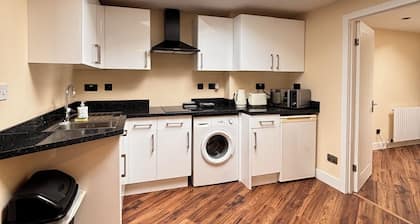 6BR lovely bungalow - Fully Furnished in Egham