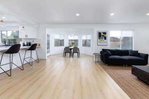 Interior - Spacious 4-bedroom house in nice Ontario with Large Yard (Ontario)