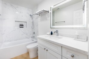 Dusche, Haartrockner, Handtücher, Toilettenpapier