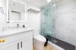 Dusche, Haartrockner, Handtücher, Toilettenpapier