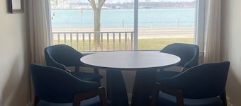 River’s Edge Cottage - St. Clair River Trail - Spectacular view!