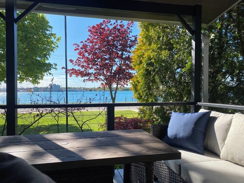 River’s Edge Cottage - St. Clair River Trail - Spectacular view!