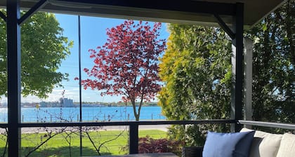 Riverâs Edge Cottage - St. Clair River Trail - Spectacular view!