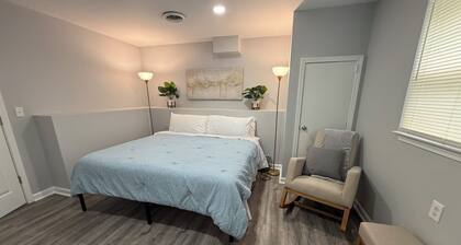 Cozy & Chic Burlington Retreat: King Bed and Newly Renovated Comfort