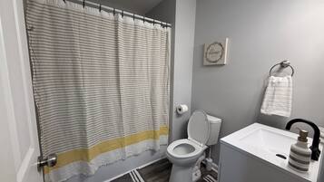 Sèche-cheveux, serviettes fournies, savon, papier toilette