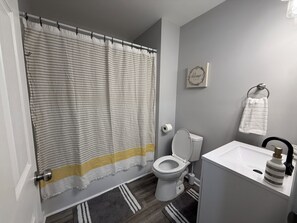 Secadora de cabello, toallas, jabón, papel de baño 