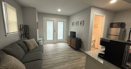 Cozy & Chic Burlington Retreat: King Bed and Newly Renovated Comfort