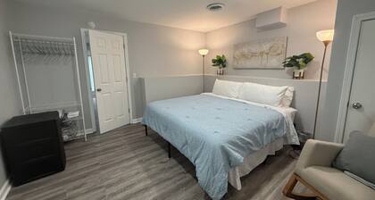 Cozy & Chic Burlington Retreat: King Bed and Newly Renovated Comfort