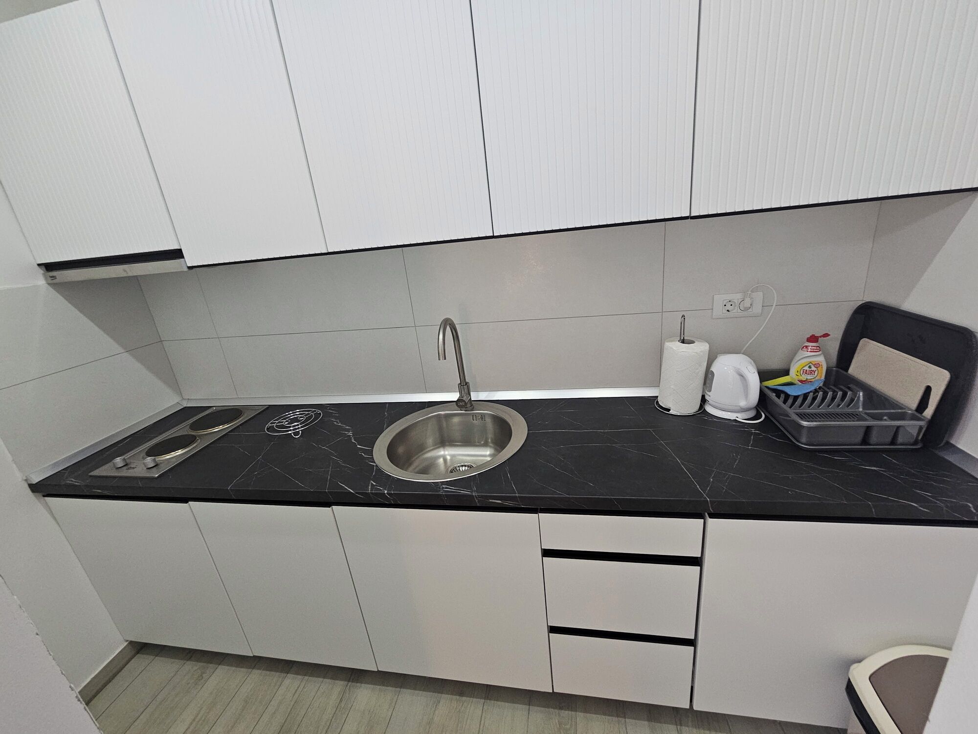 Kühlschrank, Mikrowelle, Herdplatte, Wasserkocher