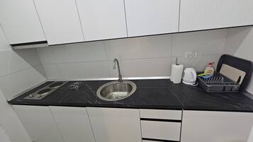Kühlschrank, Mikrowelle, Herdplatte, Wasserkocher
