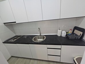 Kühlschrank, Mikrowelle, Herdplatte, Wasserkocher