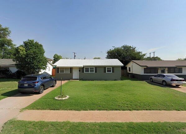 Exterior - 3-bedroom house in Lubbock with AC and comfort perfect for your weekend visit (Lubbock)