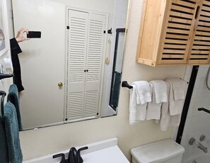 Bathroom - 3-bedroom house in Lubbock with AC and comfort perfect for your weekend visit (Lubbock)