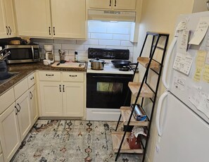 Private kitchen - 3-bedroom house in Lubbock with AC and comfort perfect for your weekend visit (Lubbock)