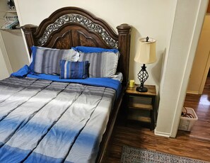 Room - 3-bedroom house in Lubbock with AC and comfort perfect for your weekend visit (Lubbock)