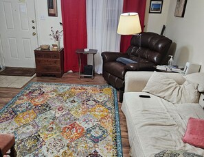 Living area - 3-bedroom house in Lubbock with AC and comfort perfect for your weekend visit (Lubbock)