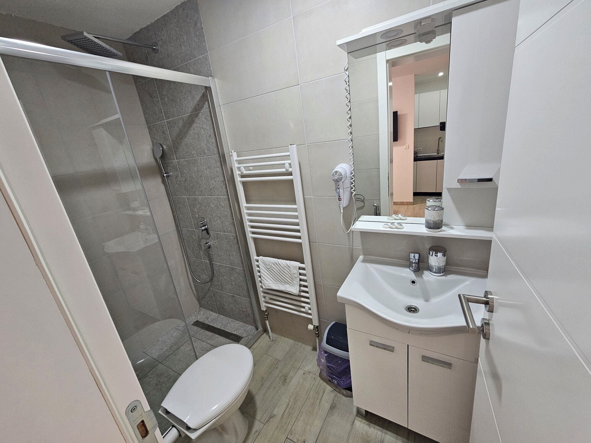 Douche, sèche-cheveux, serviettes fournies, savon