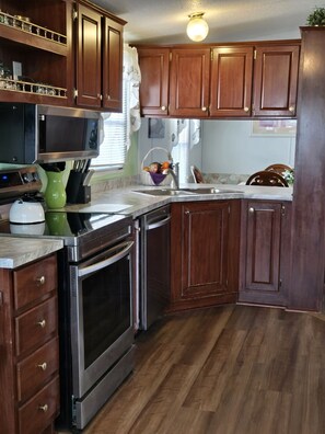 Microwave, oven, stovetop, dishwasher - Fantastic 3-bedroom mobile home with AC in Ocean Lakes Campground Myrtle Beach (Myrtle Beach)