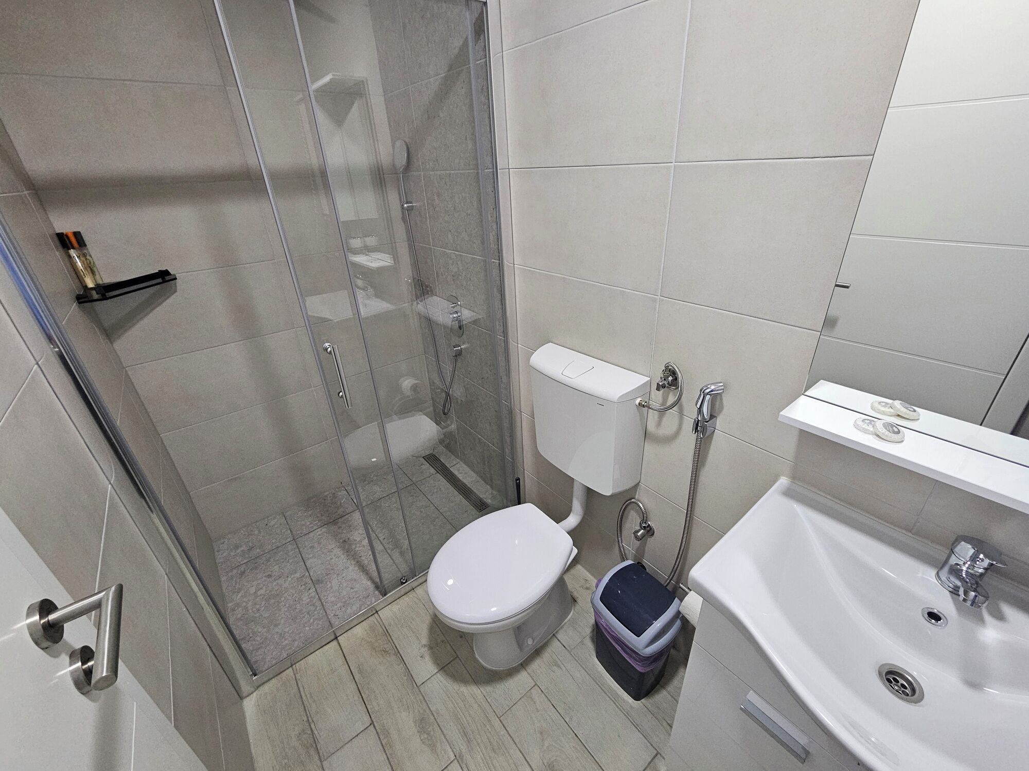 A bathroom with a toilet, shower, and bathtub.