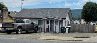 Charming 2-bedroom house in Mossyrock, Pet friendly.