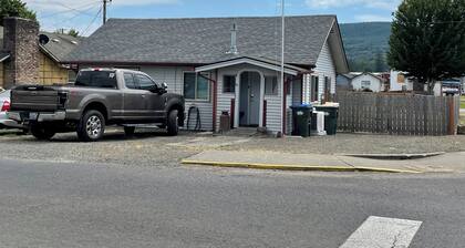 Charming 2-bedroom house in Mossyrock, Pet friendly.