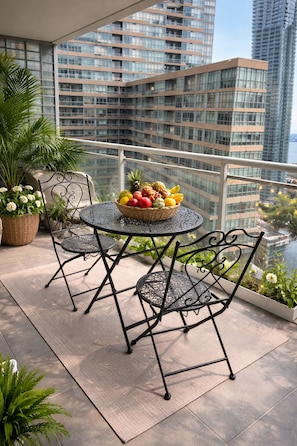 Outdoor dining - Premium 2BR Apartment | Lake View | Free Parking (Toronto)