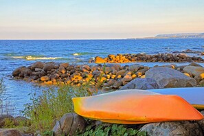 A rocky shoreline with surfboards and a view of the sea. - Stylish 2BDR Condo with Summer Pool (The Blue Mountains)